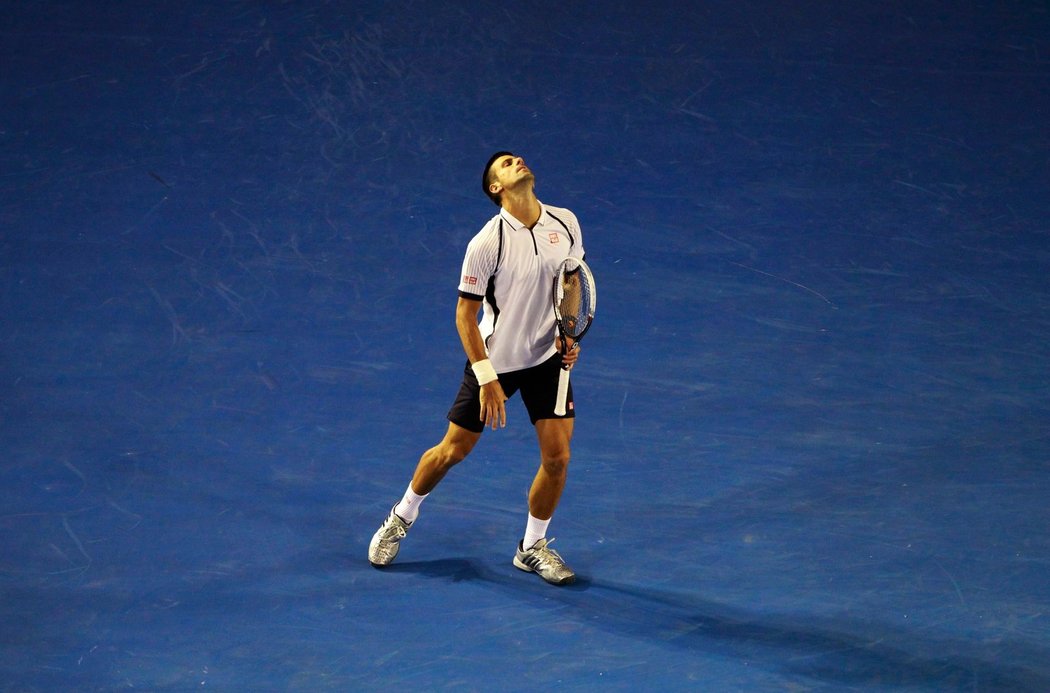 Novak Djokovič po nevydařeném míčku ve čtvrtfinále Australian Open proti Tomáši Berdychovi