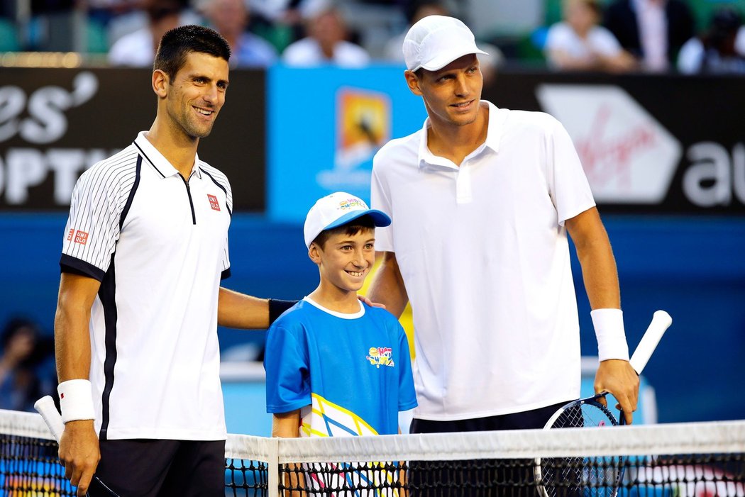 Tomáš Berdych (vpravo) a Novak Djokovič před jejich čtvrtfinálovým duelem na Australian Open