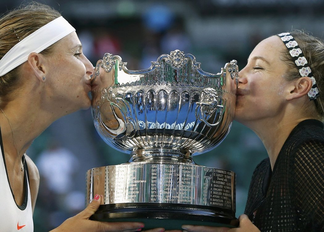 Je zase náš! Lucie Šafářová (vlevo) a Bethanie Matteková-Sandsová slaví s pohárem pro vítězky čtyřhry na Australian Open.