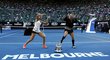 Vítězný taneček nad pohárem z Australian Open v podání Lucie Šafářové (vlevo) a Bethanie Mattekové-Sandsové