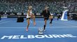 Oslavný rituální tanec vítězek Australian Open Lucie Šafářové (vlevo) a Bethanie Mattekové-Sandsové