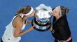 Triumfální polibek poháru pro vítězky Australian Open Lucii Šafářovou a Bethanii Mattekovou-Sandsovou z výšky