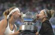 Lucie Šafářová (vlevo) a Bethanie Matteková-Sandsová slaví svůj titul z Australian Open