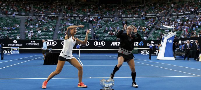Vítězný taneček nad pohárem z Australian Open v podání Lucie Šafářové (vlevo) a Bethanie Mattekové-Sandsové