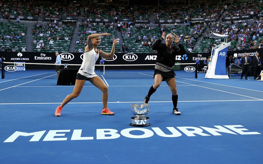 Vítězný taneček nad pohárem z Australian Open v podání Lucie Šafářové (vlevo) a Bethanie Mattekové-Sandsové