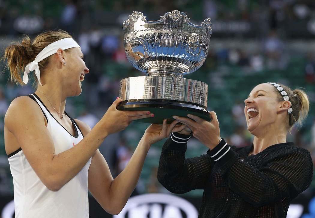 Rozesmáté vítězky Australian Open Lucie Šafářová (vlevo) a Bethanie Matteková-Sandsová