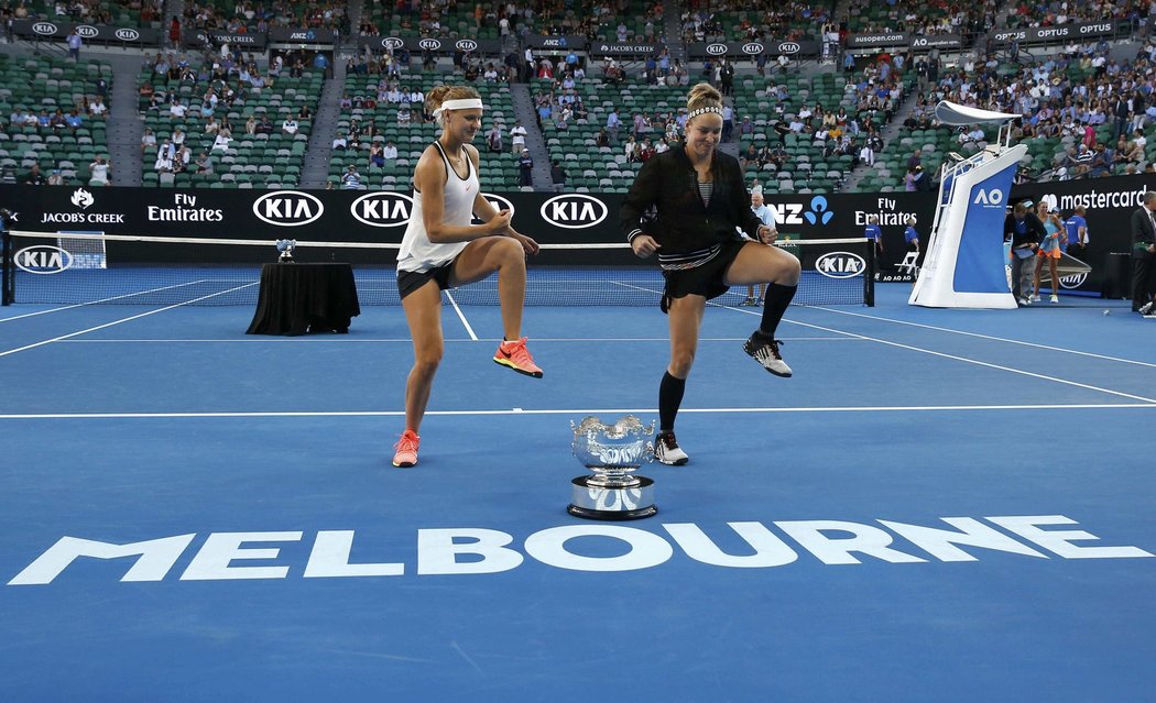 Oslavný rituální tanec vítězek Australian Open Lucie Šafářové (vlevo) a Bethanie Mattekové-Sandsové