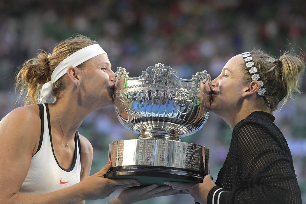 Lucie Šafářová (vlevo) a Bethanie Matteková-Sandsová slaví svůj titul z Australian Open