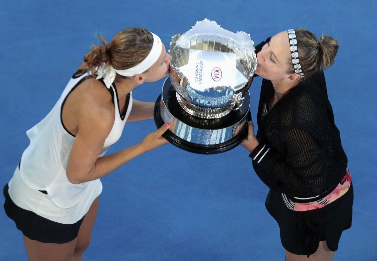 Triumfální polibek poháru pro vítězky Australian Open Lucii Šafářovou a Bethanii Mattekovou-Sandsovou z výšky