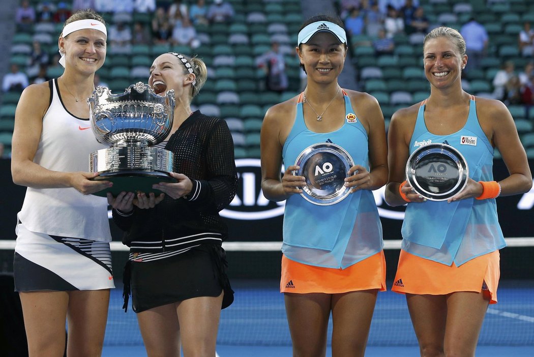 Lucie Šafářová (vlevo) spolu s Bethanií Mattekovou-Sandsovou triumfovaly ve finále čtyřhry na Australian Open nad česko-čínským párem Pcheng Šuaj a Andrea Hlaváčková