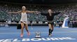 Lucie Šafářová s Bethanií Mattekovou-Sandsovou a jejich oslavný tanec po vítězství na Australian Open