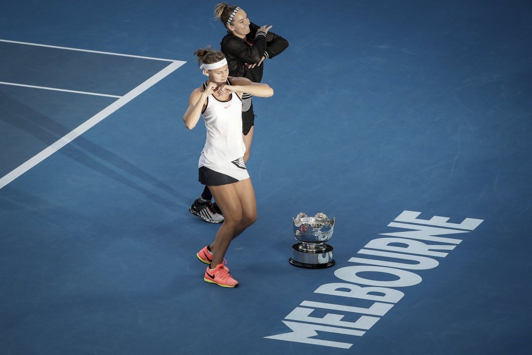 Vítězný taneček Lucie Šafářové a Bethanie Mattekové-Sandsové po triumfu na Australian Open