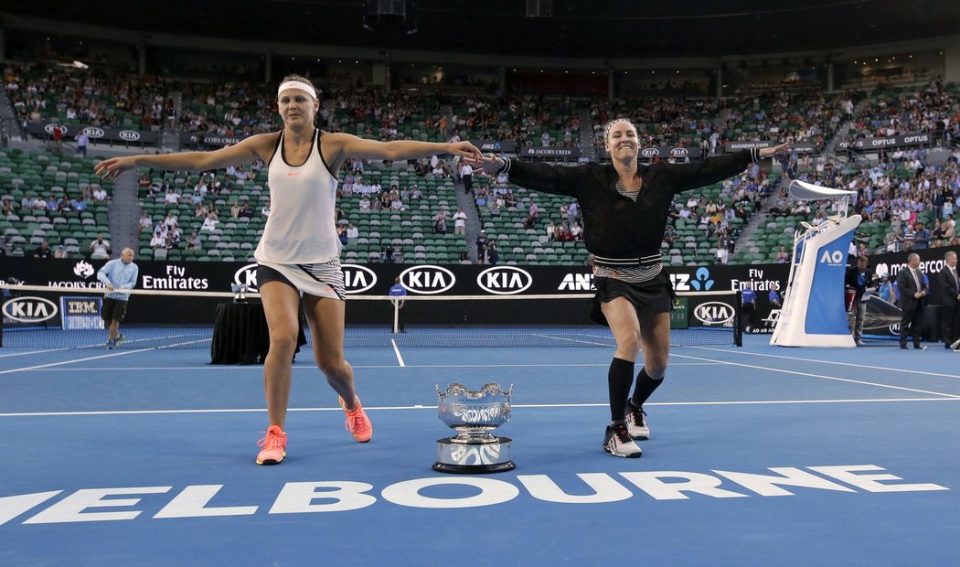 Lucie Šafářová s Bethanií Mattekovou-Sandsovou a jejich oslavný tanec po vítězství na Australian Open