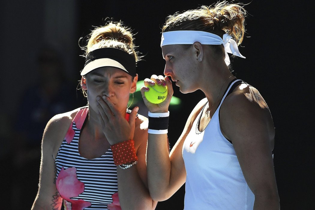 Lucie Šafářová se domlouvá na taktice do další výměny s Američankou Bethanií Mattekovou-Sandsovou ve finále Australian Open