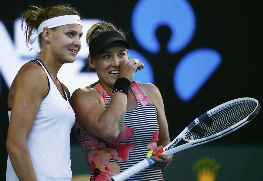 Rozesmáté finalistky Australian Open Lucie Šafářová (vlevo) a Bethanie Matteková-Sandsová