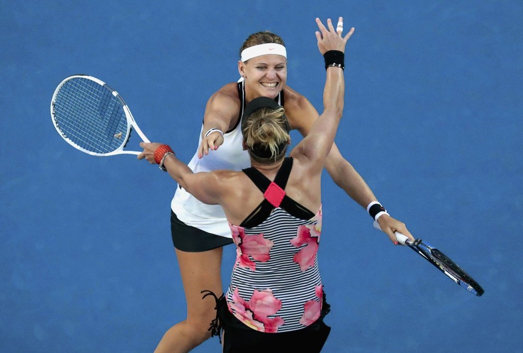 Bethanie Matteková-Sandsová skáče do náruče parťačky Lucie Šafářové po jejich druhém triumfu na Australian Open