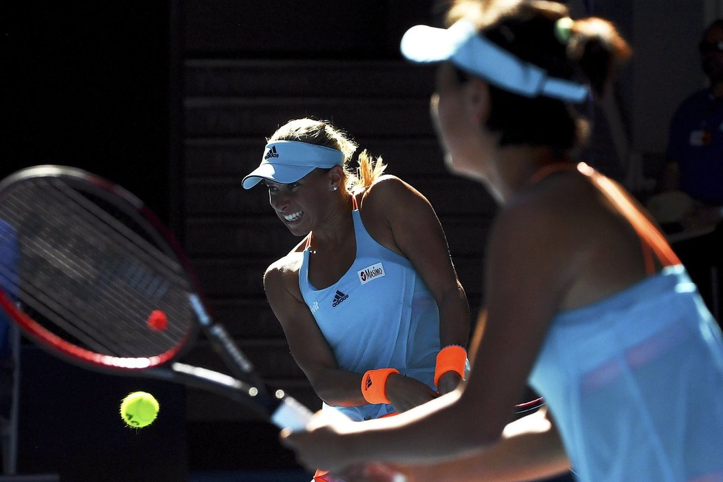 Andrea Hlaváčková ve finále čtyřhry na Australian Open, ve které se o titul utkala s krajankou Lucií Šafářovou