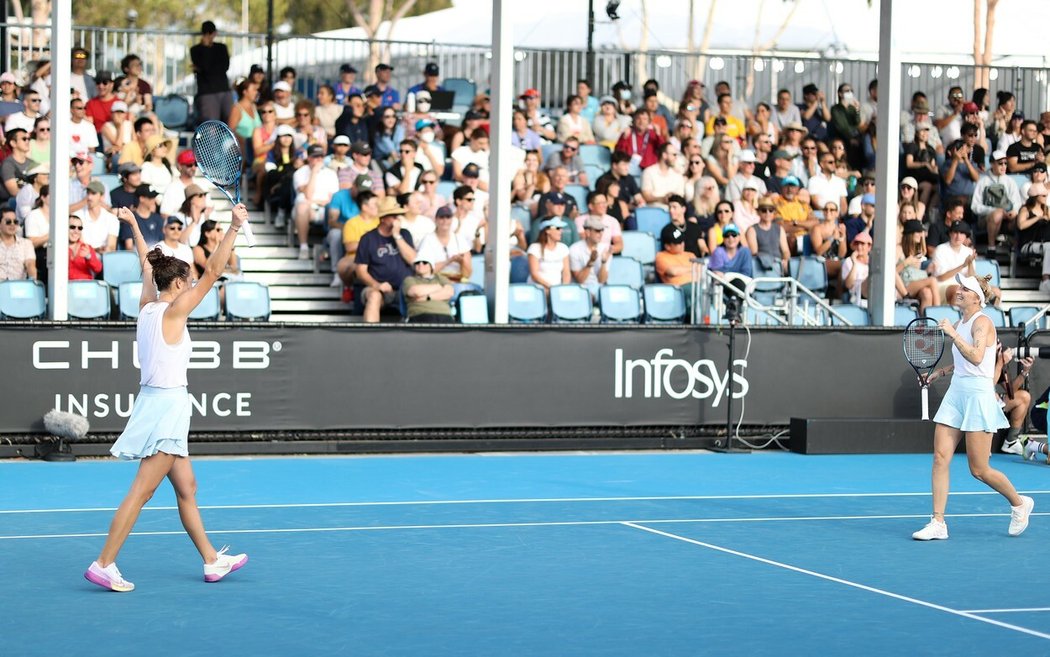 Markéta Vondroušová a Miriam Kolodziejová se radují z postupu do osmifinále Australian Open po neuvěřitelném obratu