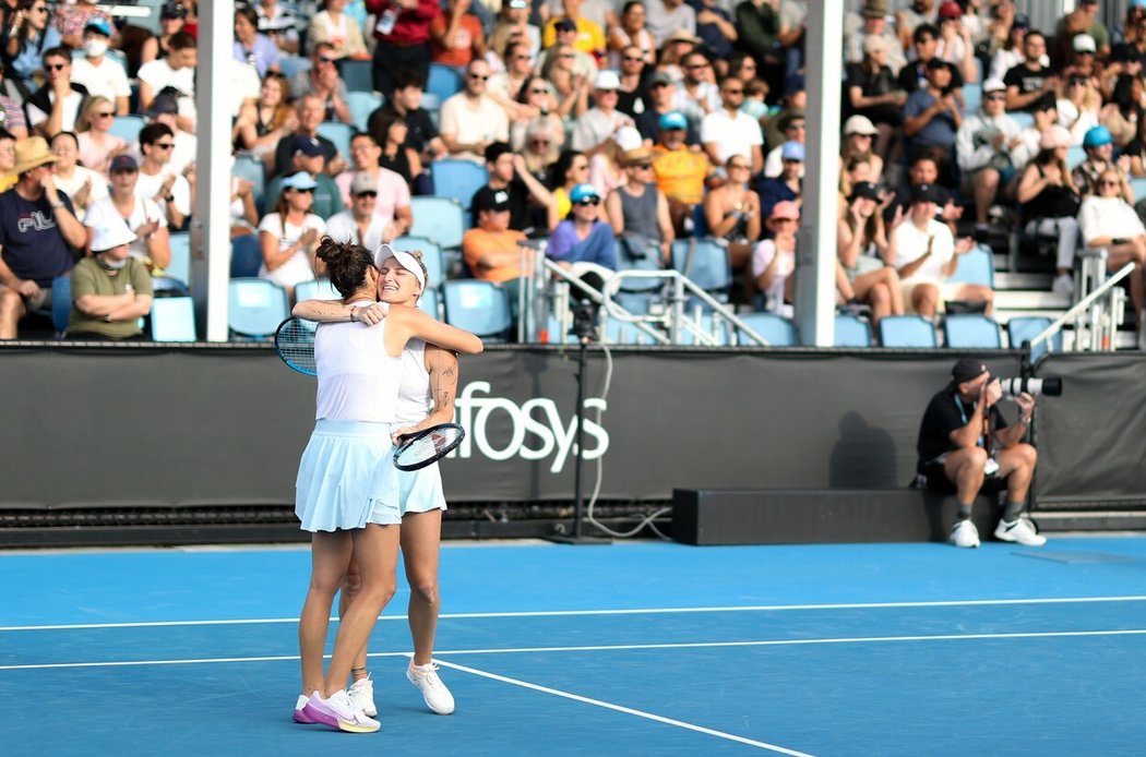 Markéta Vondroušová a Miriam Kolodziejová se radují z postupu do osmifinále Australian Open po neuvěřitelném obratu
