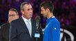 Ivan Lendl gratuluje Novaku Djokovičovi k vítězství na Australian Open 2019