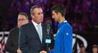 Ivan Lendl gratuluje Novaku Djokovičovi k vítězství na Australian Open 2019