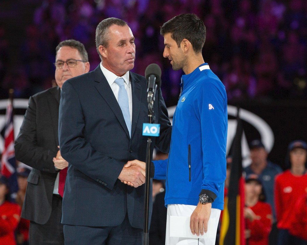 Ivan Lendl gratuluje Novaku Djokovičovi k vítězství na Australian Open 2019