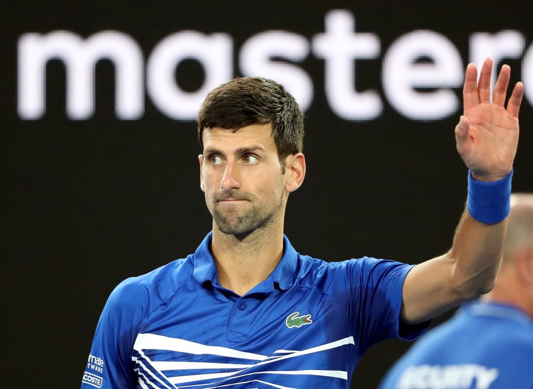 Novak Djokovič děkuje fanouškům po výhře nad Japoncem Keiem Nišikorim ve čtvrtfinále Australian Open