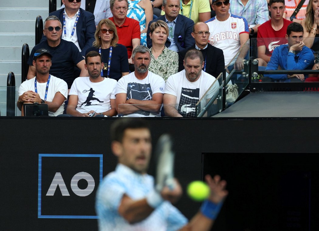 Rodina Novaka Djokoviče v čele s otcem Srdjanem (vlevo nahoře) sleduje zápas na Australian Open