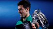Šťastný srbský tenista Novak Djokovič po výhře na Australian Open