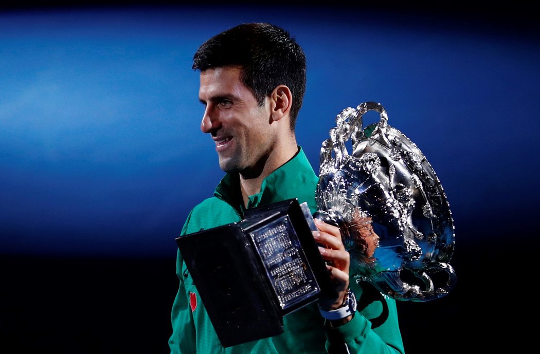 Šťastný srbský tenista Novak Djokovič po výhře na Australian Open