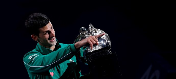 Šťastný srbský tenista Novak Djokovič po výhře na Australian Open