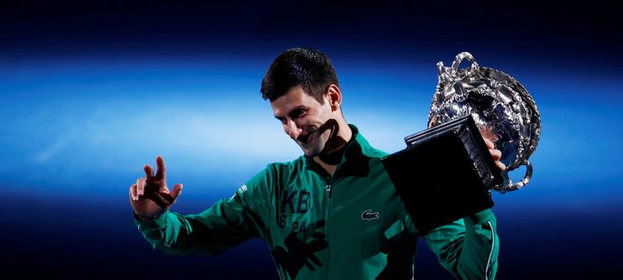 Srbský tenista Novak Djokovič krátce poté, co převzal pohár pro vítěze Australian Open