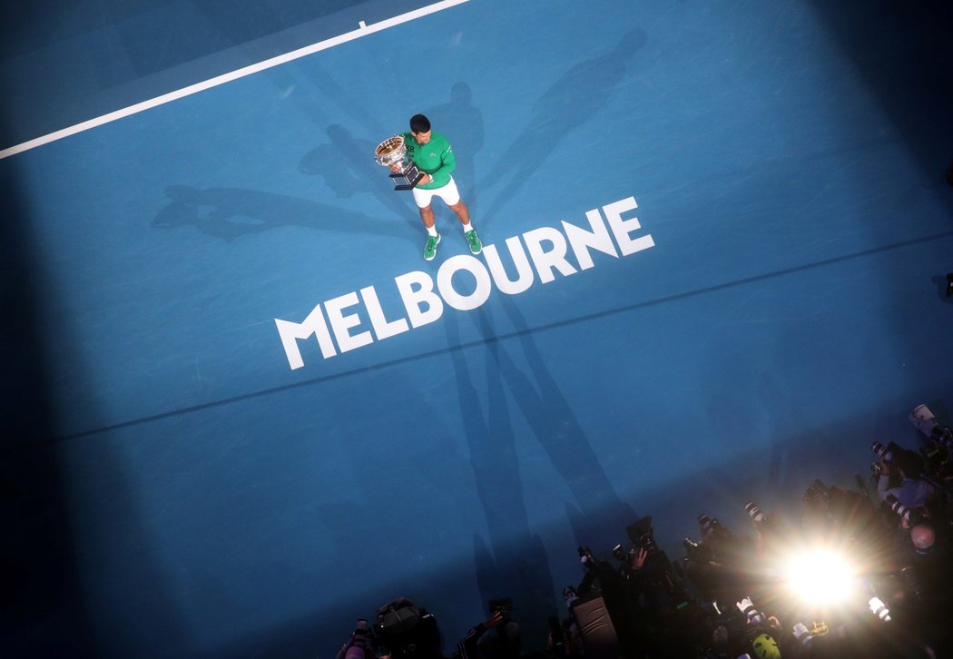 Srbský tenista Novak Djokovič poté, co převzal pohár pro šampiona Australian Open