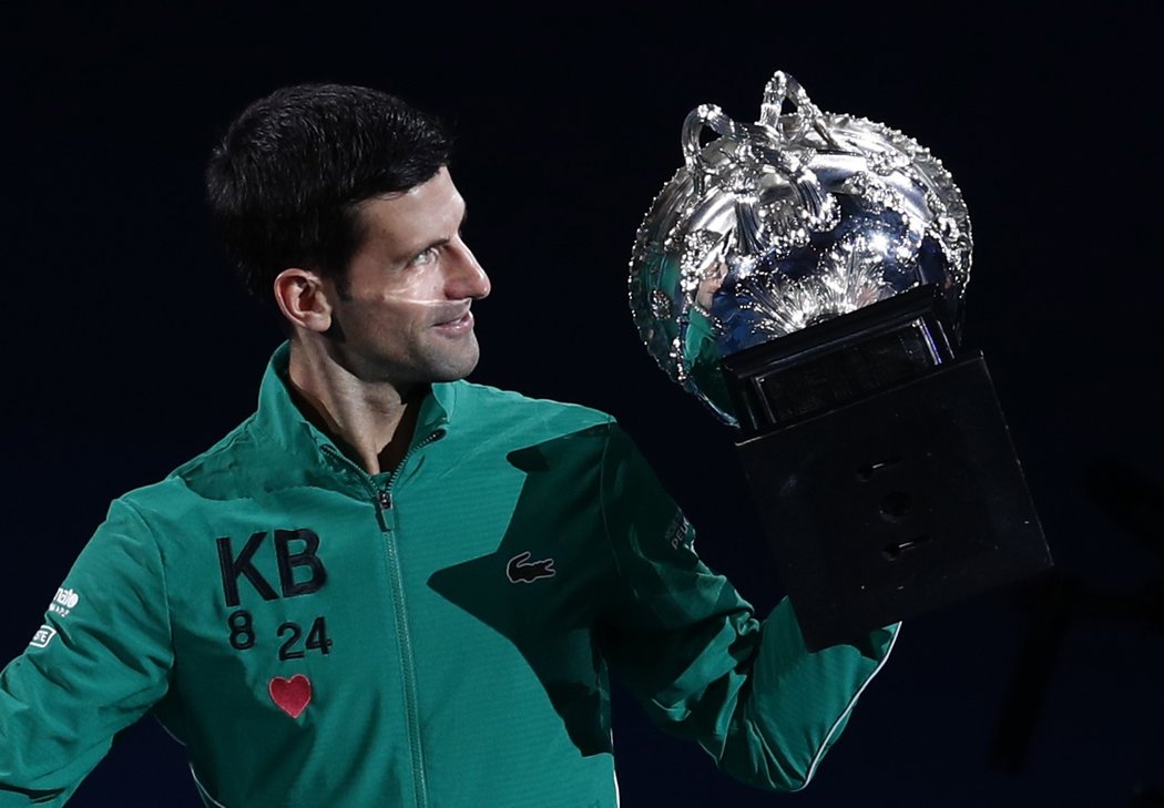 Šťastný srbský tenista Novak Djokovič po výhře na Australian Open