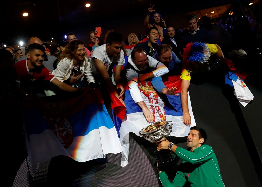 Novak Djokovič se podepisuje fanouškům po výhře na Australian Open