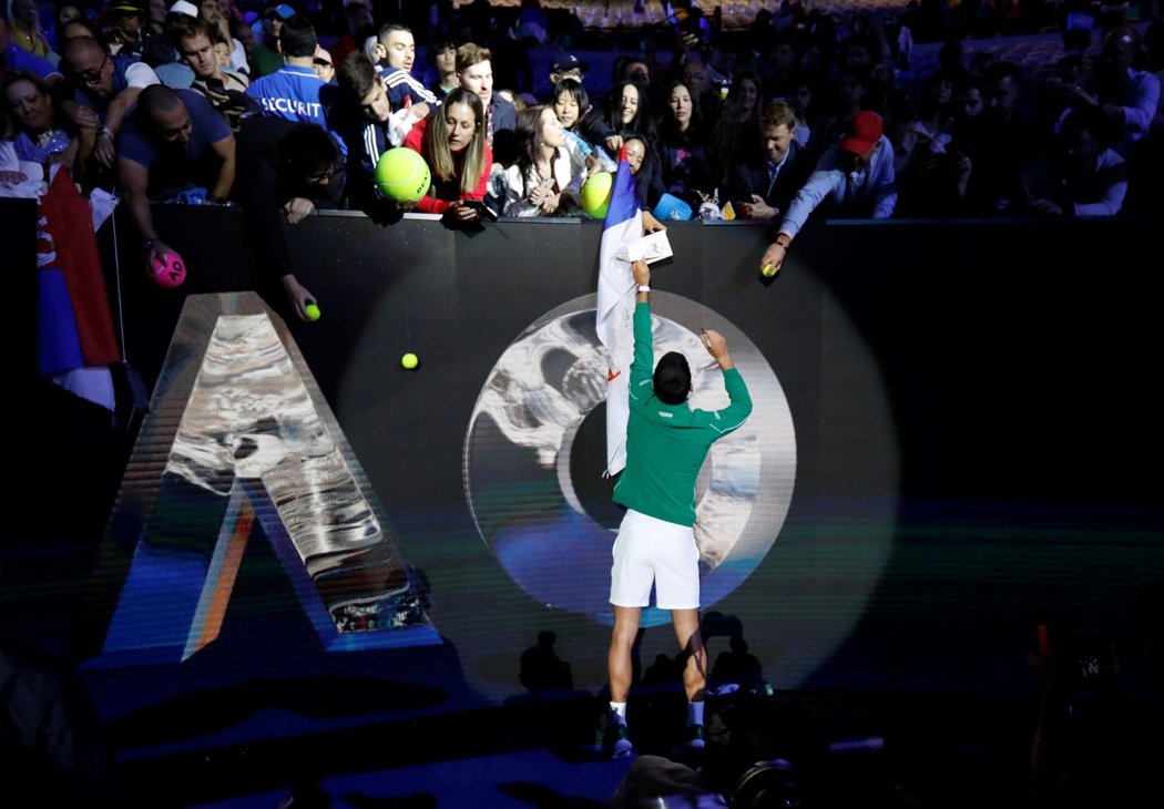 Novak Djokovič se podepisuje fanouškům po výhře na Australian Open