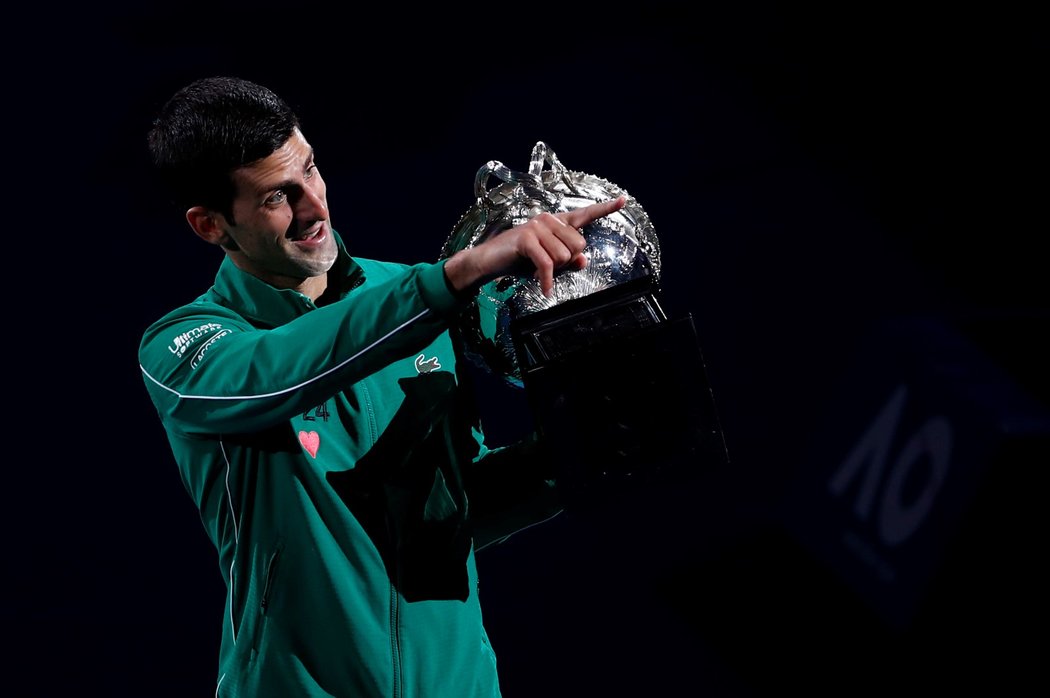 Šťastný srbský tenista Novak Djokovič po výhře na Australian Open