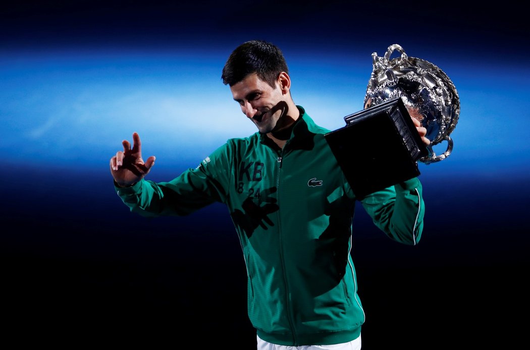 Srbský tenista Novak Djokovič krátce poté, co převzal pohár pro vítěze Australian Open 