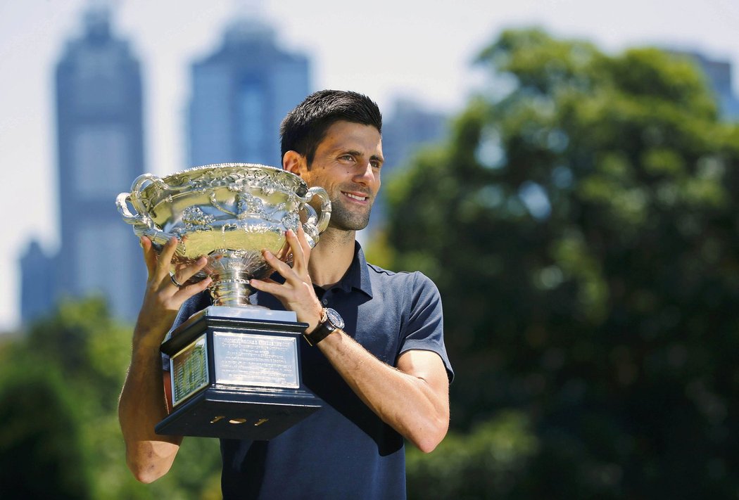 Srbský tenista Novak Djokovič pózuje s trofejí pro vítěze Australian Open