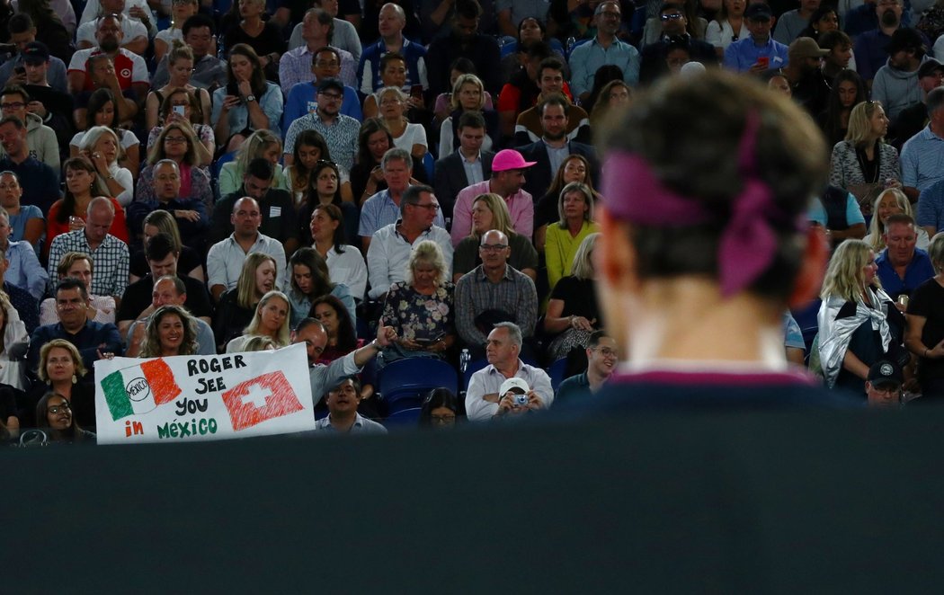 Legendární švýcarský tenista Roger Federer během velké a úspěšné bitvy s domácím Johem Millmanem na Australian Open