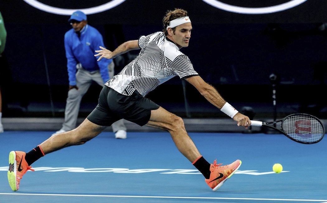 Roger Federer se na kurtu skvěle pohyboval a dokázal dosáhnout i na zdánlivě ztracené míče