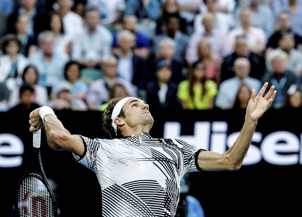 Roger Federer si pro vítězné fiftýny chodil netradičně i na síť