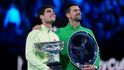 Vítěz Australian Open Carlos Alcaraz s poraženým finalistou Novakem Djokovičem