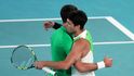 Novopečený vítěz Australian Open Carlos Alcaraz se objímá s poraženým finalistou Novakem Djokovičem