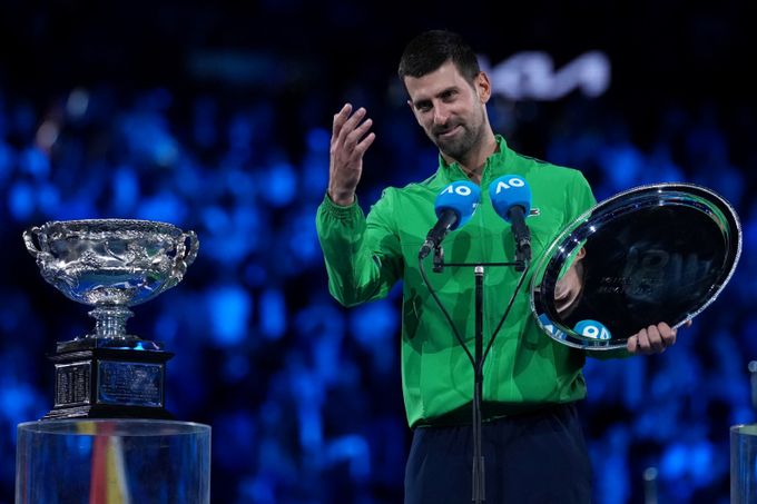 Poražený Djokovič vtipkoval: Budu tu dalších deset let. Zdravil Nadala, naznačil konec Poražený Djokovič vtipkoval: Budu tu dalších deset let. Zdravil Nadala, naznačil konec
