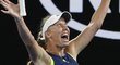 Caroline Wozniacká slaví svůj první grandslamový titul po výhře nad Simonou Halepovou