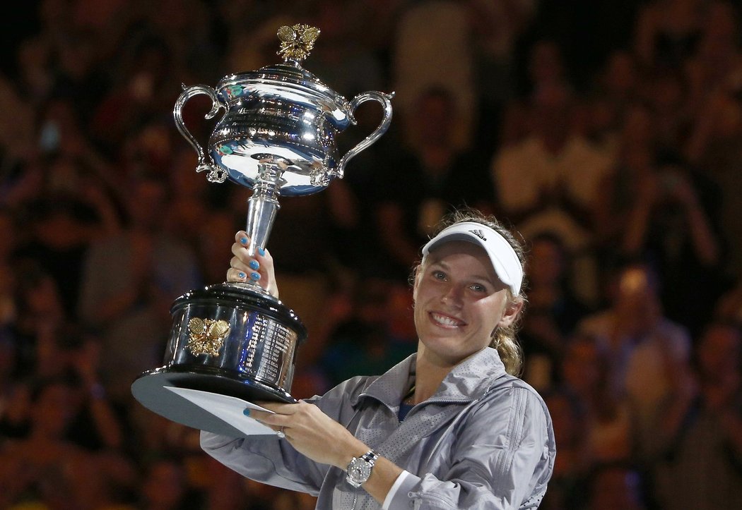 Caroline Wozniacká zvedá pohár pro šampionku Australian Open