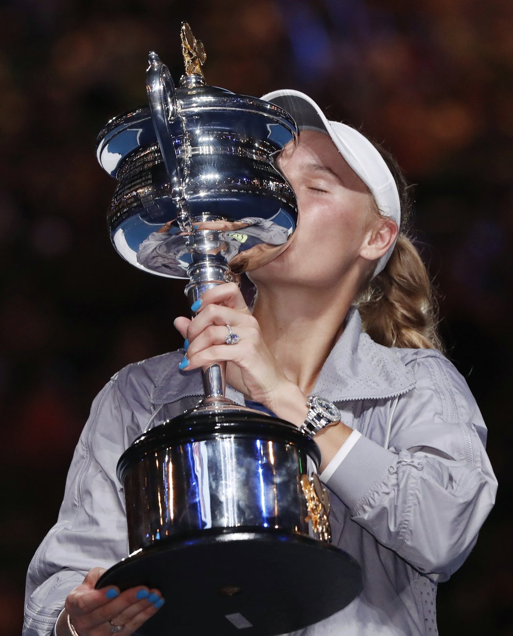 Vysněný polibek. Caroline Wozniacká se raduje s trofejí pro vítězku Austalian Open...