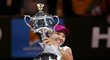 Li Na pózuje s trofejí pro vítězku Australian Open