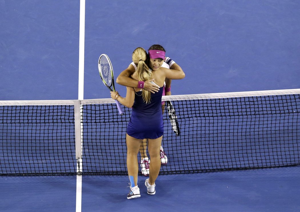 Dominika Cibulková gratuluje své čínské přemožitelce po finále Australian Open